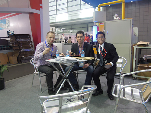 感謝現(xiàn)場(chǎng)購(gòu)買單片釘箱機(jī)的印度客戶