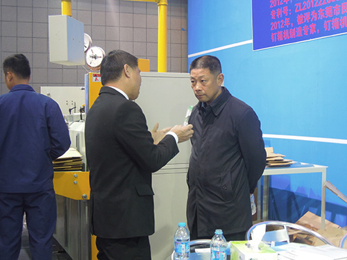 客戶全神貫注傾聽(tīng)張總講解