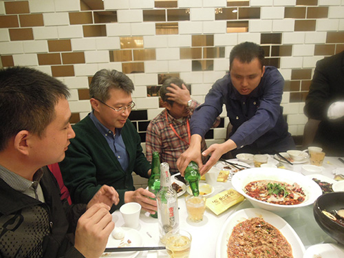 譚師傅向常用張總敬酒