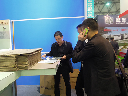 徐經(jīng)理向客戶講解雙片釘箱機(jī)