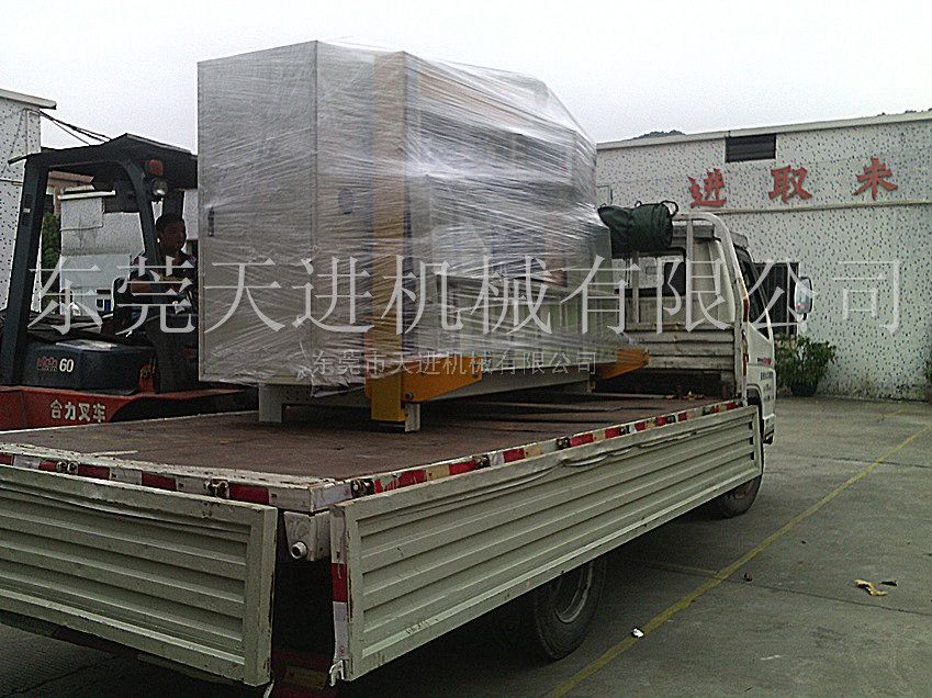 天進半自動釘箱機裝載中